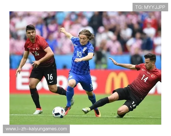 中场球员进行“转身传球”专项练习，拨开防线成为主题